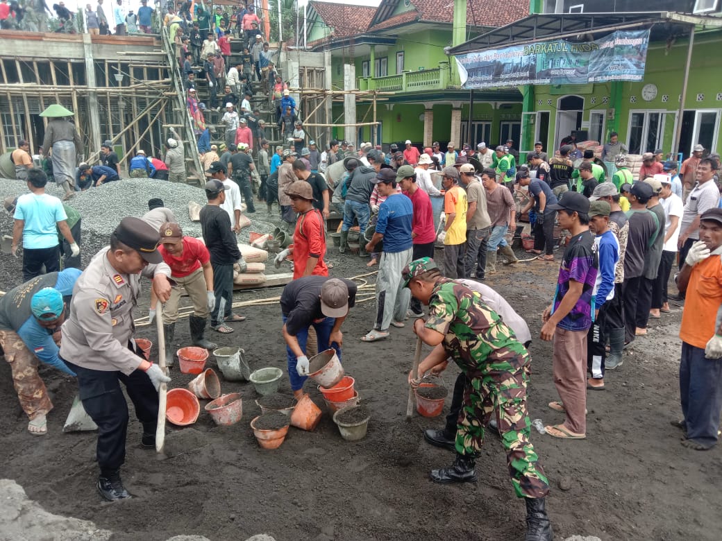 Sinergitas Tni Polri Gotong Royong Bersama Warga Membangun Masjid Di