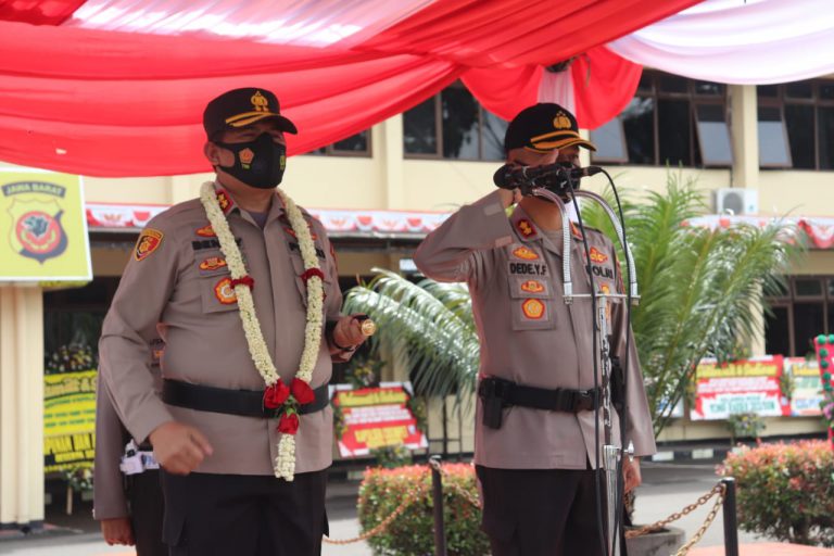 Farewell And Welcome Parade Kapolres Garut di Penuhi Karangan Bunga 