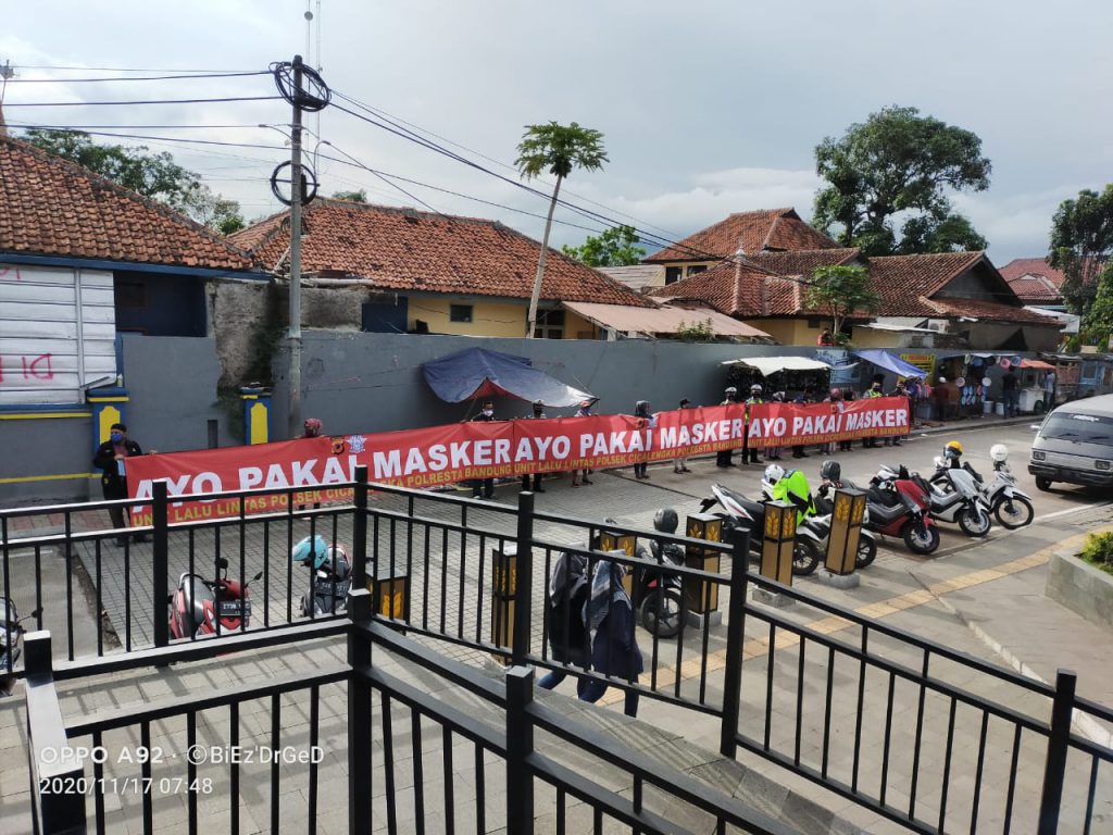Seiring Himbauan Kapolri,   Kapolresta  Bandung,Melalui Jajaran Unit Lantas Polsek Cicalengka Terus Himbau Warga Ajak Patuhi Peraturan 3m