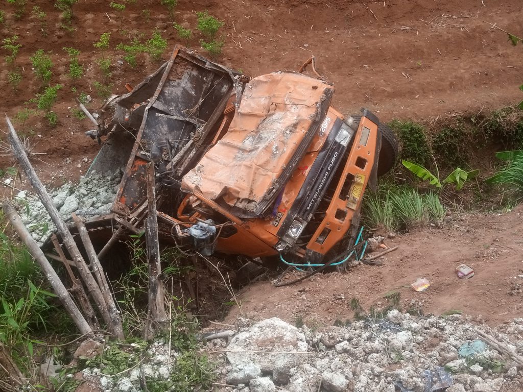 Akibat Takuat Menanjak,Mengalami Mati Mesin Satu Unit Mobil Truk Fuso Masuk Kejurang Sedalam 30m