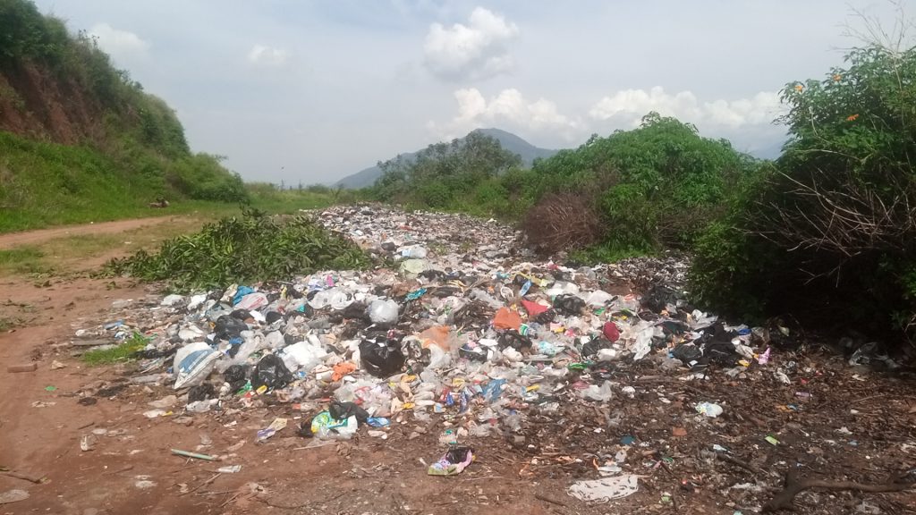 Pengelola Lahan Lapangan Candi Merasa Dirugikan 100% ,Adanya Pembuang Sampah Liar