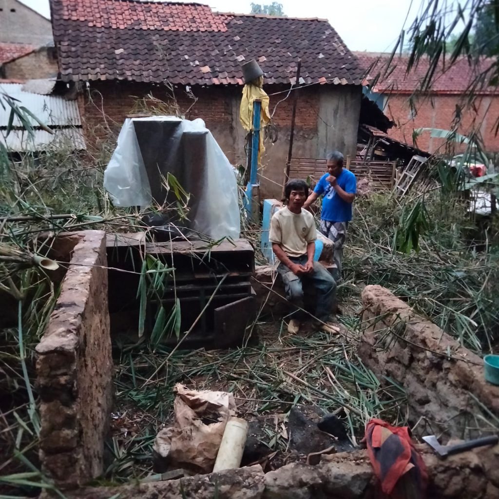 Kades Ciherang Sikapi Berita Yang beredar Akan Berupaya Perbaiki Secepatnya,Terkait Rumah Yang Ambruk Tertimpa Pohon Tumbang