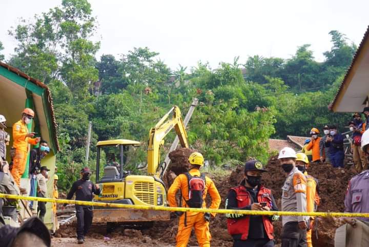 Evakuasi Korban Bencana Longsor Di kp Bojong Kondang, Terus Dilakukan Oleh Tim BNPB Beserta Para Relawan