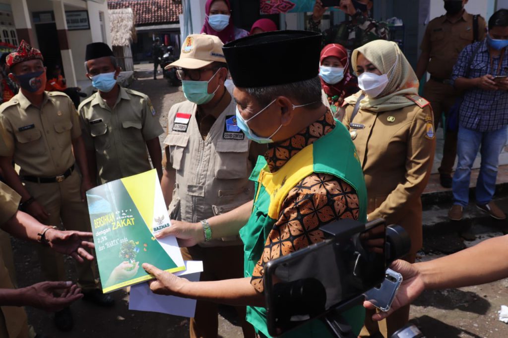Bupati Cirebon Berikan Bantuan untuk Korban Angin Puting Beliung