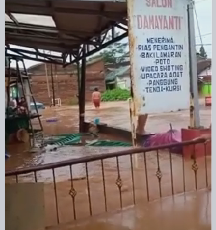 Hujan Besar Memicu, terjadinya Longsor  Dan Banjir Parah Di kec Cimanggung
