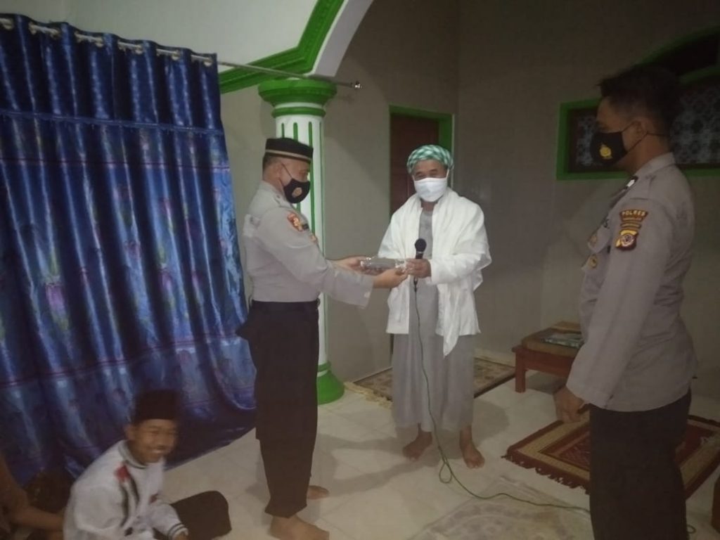 Kapolsek Cipatujah IPTU Rokhmadi, S.H, Bersilaturahmi Dan Memberikan Masker Ke Pontren Al-Ma’munul Hamidiyyah Bihbul