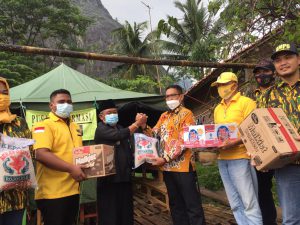 Tinjau Lokasi Pergeseran Tanah H.Ahmad Sanusi Ketua DPRD Purwakarta Bagikan Bansos