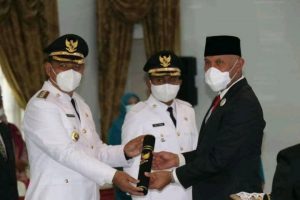 Bupati dan Wakil Bupati Solok Bersama gubernur Sumbar saat prosesi pelantikan di Gubernur an Sumbar