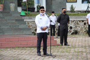 Bupati Solok H Epyardi Asda selaku pembina upacara pada apel gabungan di Pemda Kab Solok