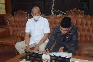 Ketua DPRD Kab Solok tanda tangani berita acara LHP BPK RI