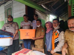 Wabup Solok JFP serahkan bantuan sembako ke masyarakat yang terkena bencana longsor dibeberapa tempat