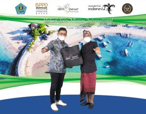 Wabup Solok JFP terima cendramata dari Chairman of Denpasar Tourism Promotion Board Ida Bagus Sidarta Putra