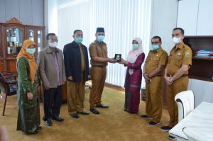 Saling bertukar Plakat, Bupati Solok H Epyardi Asda menerima kunjungan dari rombongan rektor IAIN Bukittinggi