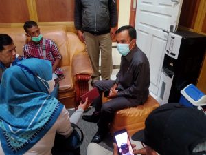 Ketua DPRD Kab Solok Dodi Hendra saat menggelar jumpa pers bersama awak media