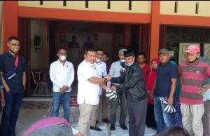 Sekretaris DPC Gerindra/ Ketua fraksi Gerindra Kab Solok Hafni Hafiz berbagi daging Qurban kepada PAC Gerindra Kab Solok