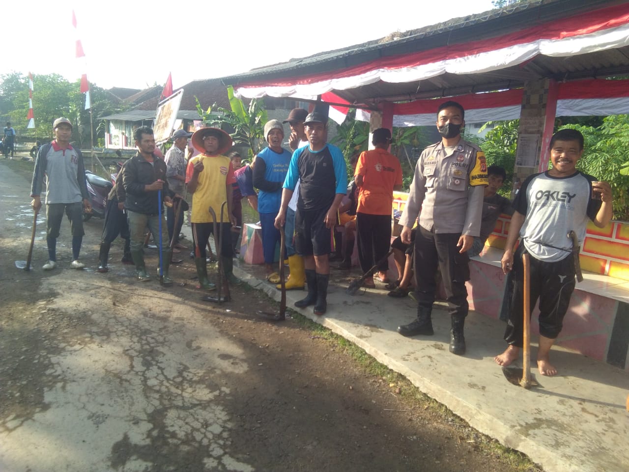 Persiapan Mempeeingati HUT RI Ke 77, Bhabinkamtibmas Bersama Warga