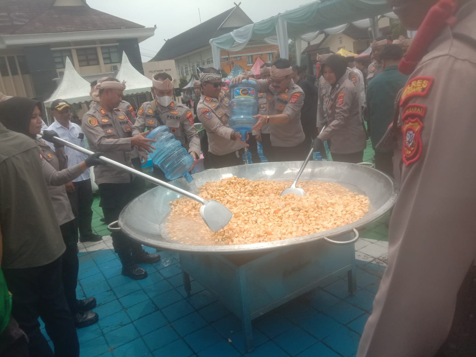 Polres Sumedang Gelar Masak Besar Bersama Bobon Santoso, RAIH 3 REKOR Muri dan Bagikan 4.050 Cup Kolak Ubi Cilembu - SUARA INDEPENDENT
